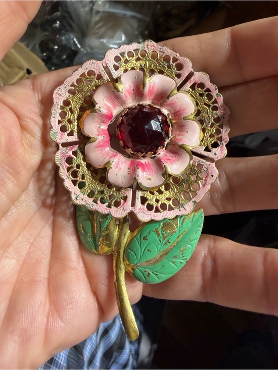 Jewelry - VintageGold Tone filigree Pink Flower Brooch